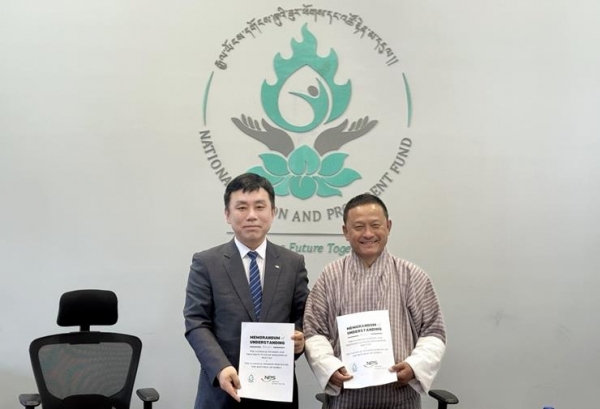24일 부탄 국가연금준비기금(팀부 소재)에서 국민연금공단 정태규 연금이사(왼쪽)와 부탄 국가연금준비기금 도로지 펜조(Dorji Penjor) 이사장(오른쪽)이 함께 기념촬영을 하고 있다.