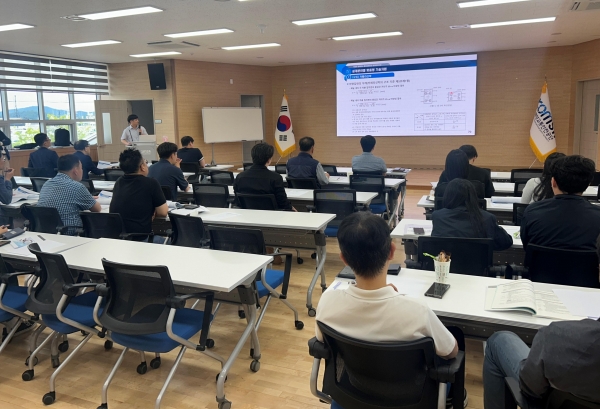 한국해양교통안전공단(KOMSA) 서남권 스마트선박안전지원센터에서 거점지역별 기술지원 세미나를 진행 중인 모습