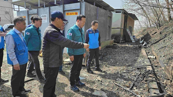 (오른쪽에서 두번째) 한국가스안전공사 박경국 사장이 경북 의성군에 위치한 가스시설을 방문하고 관계자의 설명을 듣고 있다.