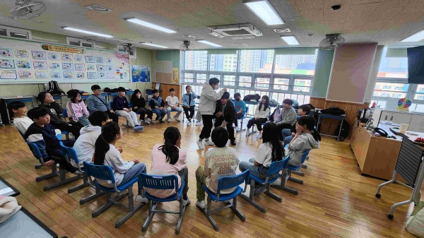 인천시교육청(교육감 도성훈)은 3월 24일부터 11월 21일까지 초등학교 5, 6학년, 중학교 1, 2학년 615개 학급을 대상으로 학생 참여·체험 중심의 학교폭력 예방 역할극 '함께 어울림, 마음 두드림'을 운영한다.