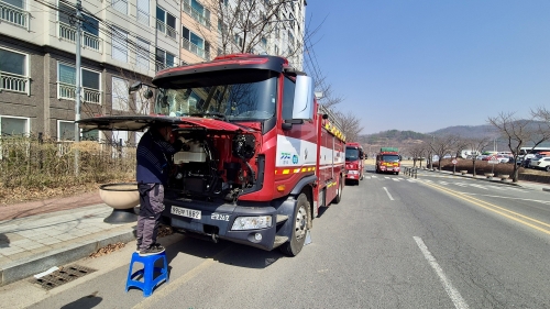 26일 의성종합운동장에서 진행되고 있는 타타대우모빌리티의 소방차 차량 점검 서비스 현장