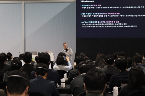 ▲ 한화큐셀 박영춘 Digital Solutions 센터장이 26일 양재 aT센터에서 신규 에너지 소프트웨어를 소개하고 있다. [사진= 한화큐셀 제공]