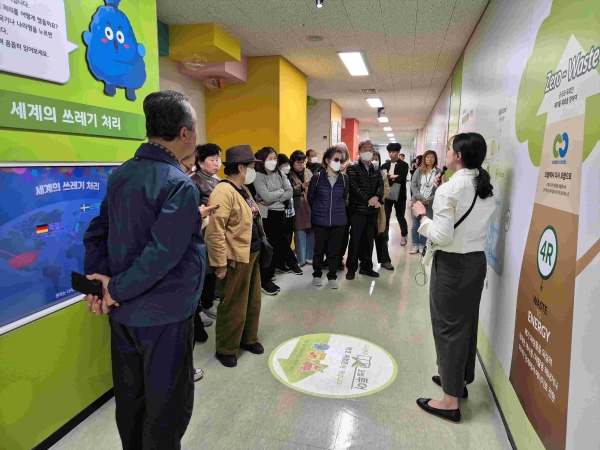 인천환경공단 시민 환경해설사들이 오썸 홍보관에서 설명을 듣고 있다.