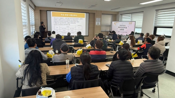 성남만남자활센터 자활근로자들에게 건강증진사업에 관해 설명중이다.(사진제공=성남시)