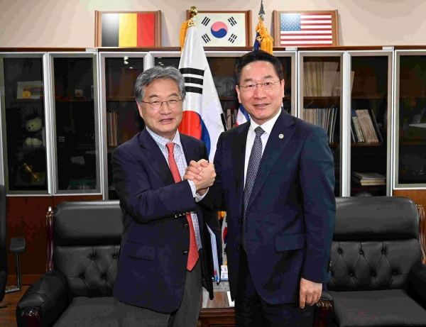 유정복 인천광역시장이 26일 인천글로벌캠퍼스에서 조셉 윤(Joseph Yun) 주한 미국대사대리와 협력방안 등을 논의하고 기념촬영을 하고 있다.