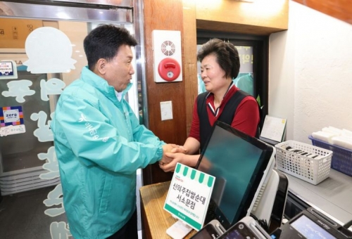 함영주 하나금융그룹은 회장(왼쪽)이 지난 26일 연임 후 첫 행보로 지역사회 소상공인 사업장을 찾아 소상공인과 인사를 나누고 있다. [사진=하나금융그룹]