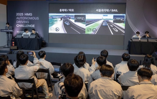 2025 자율주행 챌린지 대회 본선 참가 대학생들이 가상도로 환경에서 자율주행 미션을 수행하고 있다.