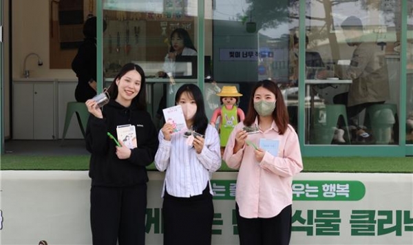 지난 3월 25일 봉화군보건소에서 열린 '더-쉼(休) 프로젝트'를 찾은 임산부가 가드닝 힐링 체험 후 기념사진을 촬영하고 있다.