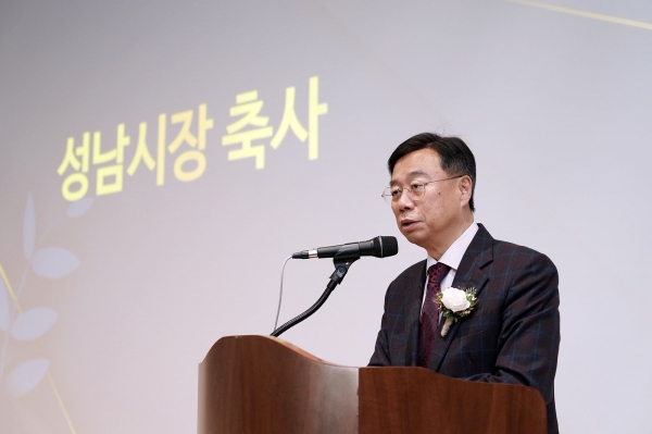 신상진 성남시장이 27일 위든타워 다목적홀에서 열린 '서강-판교 디지털혁신캠퍼스 입주 협약식'에 참석해 축사를 하고 있다.