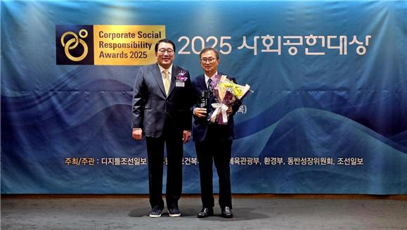 한국고용정보원은 지속 가능한 사회공헌 활동을 통해 더불어 살기좋은 사회를 만들어 가는데 기여한 공로를 인정받아 디지틀조선일보에서 주관한 2024 사회공헌대상 시상식에서 ESG부문 대상'을 수상했다.(디지틀조선일보 김영수 대표이사(좌), 한국고용정보원 신종각 부원장(우))