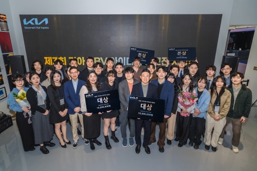 (첫 줄 왼쪽부터 네 번째) 기아 신사업기획실장 강주엽 상무, (첫 줄 왼쪽부터 일곱 번째) 고려대 김진규 교수 등 관계자들과 제3회 PBV 아이디어 공모전 시상자들이 기념 촬영을 하는 모습