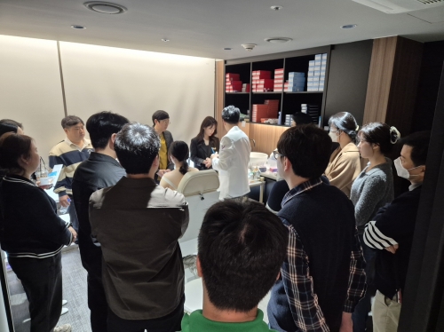 손무현 청담FnB의원 원장이 딥 트레이닝 워크숍 참여 의료진들에게 라이브 시연을 선보이고 있다.