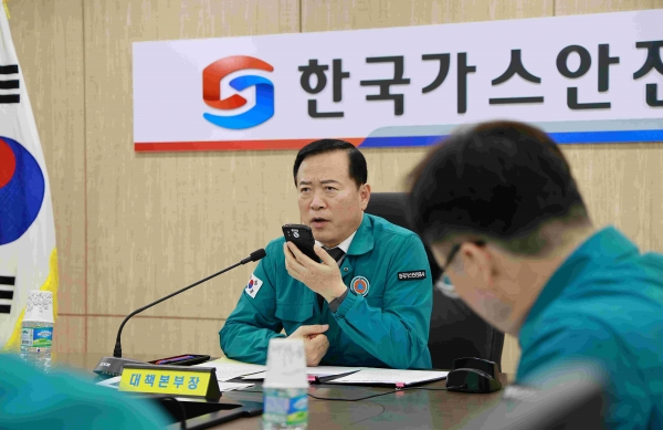 한국가스안전공사 박경국 사장이 재난안전통신망을 활용하여 산불 피해가 있는 관할 지역본부와 연락하고 있다.