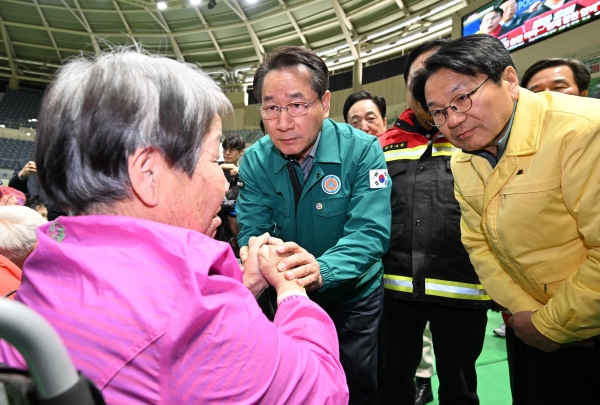 인천시는 대한민국시도지사협의회장을 맡고 있는 유정복 인천시장이 3월 30일 대규모 산불 피해지역을 방문해 주민들에게 깊은 위로의 뜻을 전했다고 밝혔다.