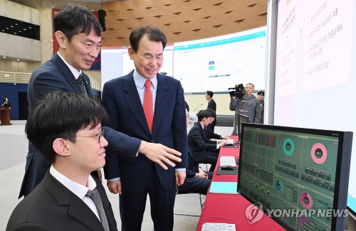 이복현 금융감독원장과 정은보 한국거래소 이사장이 19일 서울 여의도 한국거래소에서 열린 '공매도 전산시스템 구축 시연회'에서 공매도 중앙점검시스템(NSDS) 불법 공매도 적출 시연을 보고 있다.
