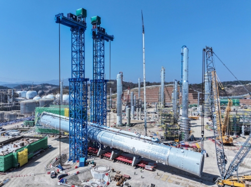 TLS(Tower Lifting System)을 활용해 분리타워를 수직으로 세우고 있는 모습.[사진=에쓰오일]