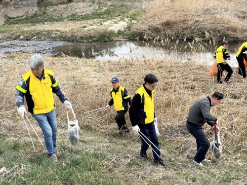 ▲ 지난 28일 오비맥주 청주공장 임직원이 서원구와 함께 외천천 일대에서 하천 정화 활동을 하고 있다. [사진= 오비맥주 제공]