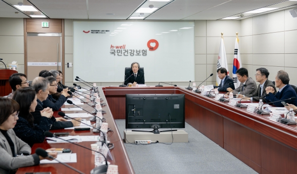 지난 3월 27일 실시한'범국민흡연폐해대책단'자문회의에서 건보공단 정기석 이사장이 보건의료 전문가들과 함께 담배소송 승소를 위한 총력 대응 방안을 논의하고 있다.