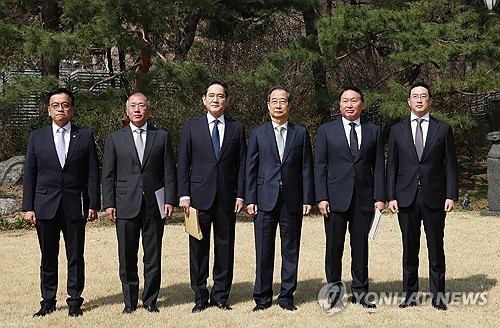 한덕수 대통령 권한대행 국무총리가 1일 서울 종로구 삼청동 총리공관에서 경제안보전략TF 회의에 앞서 기념사진을 촬영하고 있다. (왼쪽부터)최상목 부총리, 정의선 현대차 회장, 이재용 삼성전자 회장, 한 총리, 최태원 SK 회장, 구광모 LG 회장.