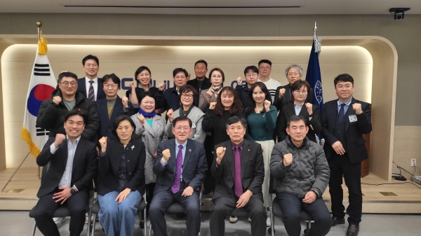 서상목 전 보건복지부 장관(첫줄 가운데), 김관복 을지대학교 부총장(첫줄 오른쪽 두 번째), 정승문 보건복지부공무원노동조합 위원장(첫줄 왼쪽), 을지대학교 갈등조정전문가 최고위과정 관계자 및 교육생들이 특강 후 함께 기념촬영을 하고 있다.
