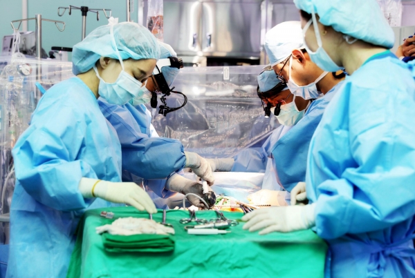 LVAD 수술을 시행 중인 한림대학교동탄성심병원 의료진