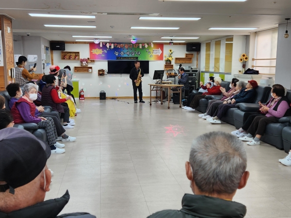 지난해 공모사업에 선정돼 노인일자리에 참여 중인 어르신 모습(동구 늘봄예술단)-(사진제공=인천시)