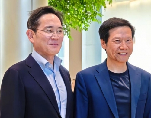 이재용 삼성전자 회장(왼쪽)이 지난 22일 레이 쥔 샤오미 회장을 만나 기념사진을 촬영하고 있다.