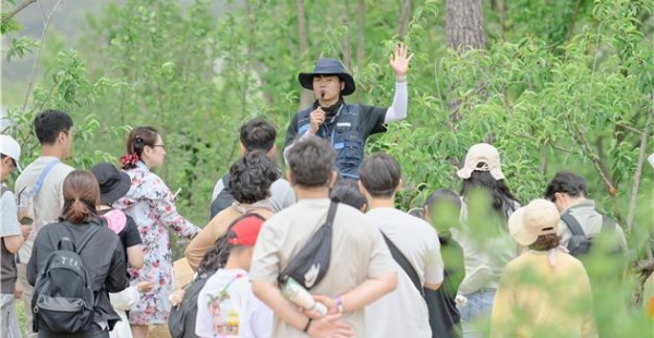 국립세종수목원을 방문한 관람객이 해설사의 전시원 해설을 들으며 수목원 곳곳을 관람하고 있다.
