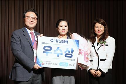 배혜영 한림대학교한강성심병원 화상재활병동(신관3병동) 수간호사(가운데)가 고도일 서울특별시병원회장으로부터 우수상을 받고 있다.