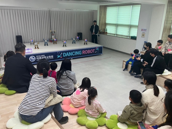 경기도교육청남부유아체험교육원(원장 진영란)이 도내 3~5세 유아와 가족 240명이 참여하는 '로봇 세상 방과 후 가족 나들이 체험'을 2일부터 3일까지 운영한다.