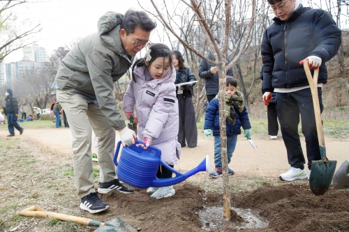 ▲ 나무를 심고 있는 정원오 성동구청장(사진 왼쪽)과 어린이들의 모습 [사진= 성동구 제공]