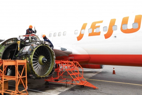 ▲ 제주항공 정비사들이 지난 1일 김포국제공항 주기장에서 B737-800 항공기의 엔진을 교체하고 있다. [사진= 제주항공 제공]
