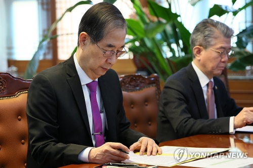한덕수 대통령 권한대행 국무총리(왼쪽)가 3일 서울 종로구 정부서울청사 집무실에서 상호관세 대응 긴급 경제안보전략TF회의를 주재하고 있다.