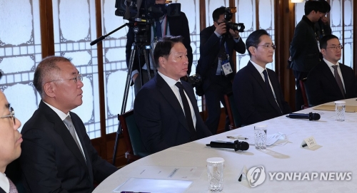 (왼쪽부터) 정의선 현대자동차, 최태원 SK, 이재용 삼성전자, 구광모 LG 회장이 지난 1일 한덕수 권한대행의 발언을 경청하는 모습.