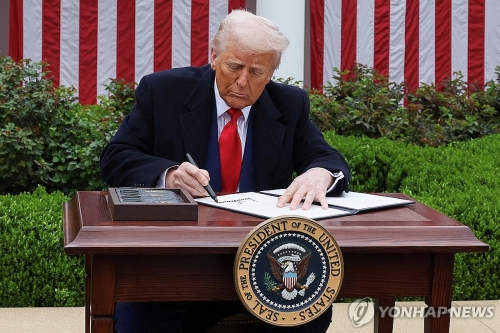 행정명령 서명하는 트럼프 미국 대통령