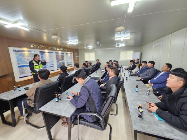 평택·당진항 2-3단계 1종 항만배후단지 시공업체((주)금강건설) 관계자가 공사현황에 대하여 설명하고 있다.(사진제공=경기평택항만공사)