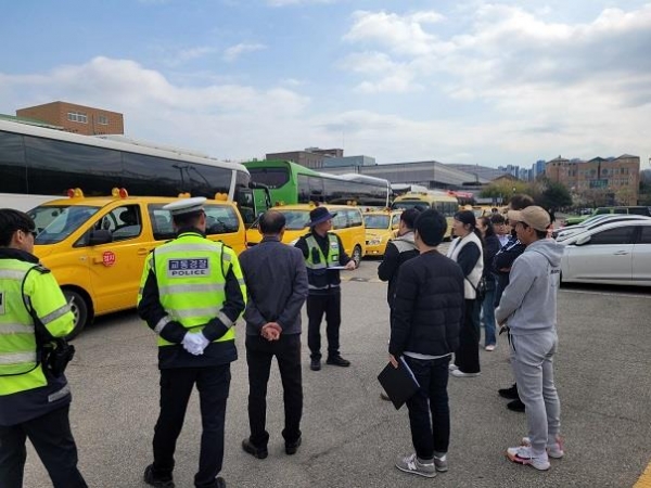지난 2024년 4월 5일 경기도 평택시 소사벌레포츠타운에서 TS한국교통안전공단 경기남부본부 자동차안전단속원이 어린이통학버스 점검결과를 설명하고 있다.