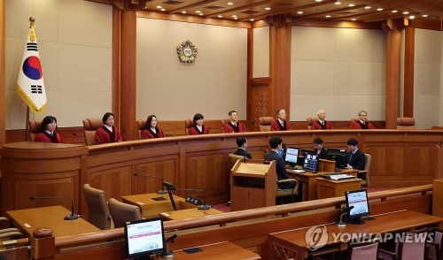 헌법재판소 대심판정에 앉아 있는 헌법재판관들.