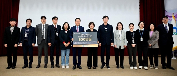 유정복 인천시장이 1일 시청 대회의실에서 열린 '4월 월례조회'에서 성과 우수부서를 격려하고 있다.