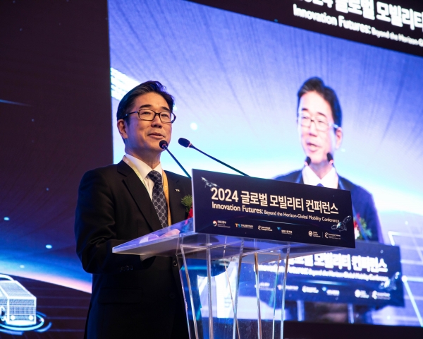 2024 글로벌 모빌리티 콘퍼런스에서 발언하고 있는 한국교통안전공단 정용식 이사장