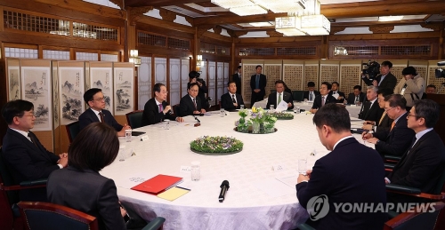 한덕수 대통령 권한대행 국무총리가 3일 서울 총리공관에서 경제안보전략 TF회의를 하고 있다.