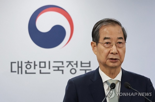한덕수 대통령 권한대행 국무총리가 4일 정부서울청사에서 헌법재판소의 윤석열 대통령 파면 선고 뒤 대국민 담화를 하고 있다.