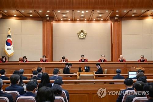 문형배 헌법재판소장 권한대행을 비롯한 헌법재판관들이 4일 서울 종로구 헌법재판소 대심판정에서 열린 윤석열 대통령 탄핵 심판 선고를 위해 자리에 앉아 있다.