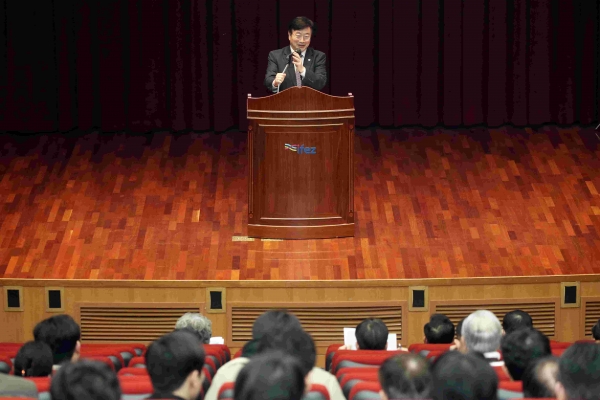 윤원석 인천경제청장의 인사말 모습.