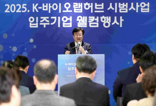 윤원석 인천경제청장의 축사 모습.