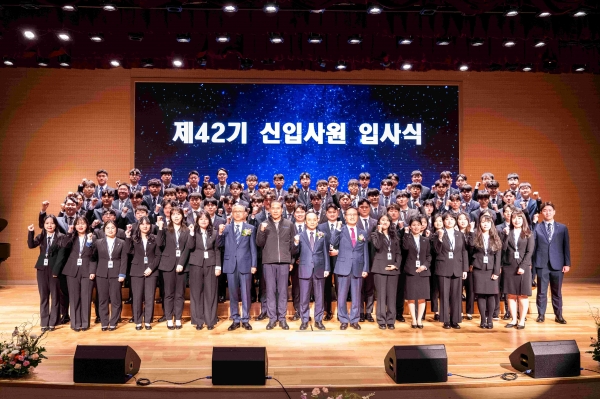 이영조 한국중부발전 사장과 신입사원이 입사식 후 기념촬영을 하고 있다.
