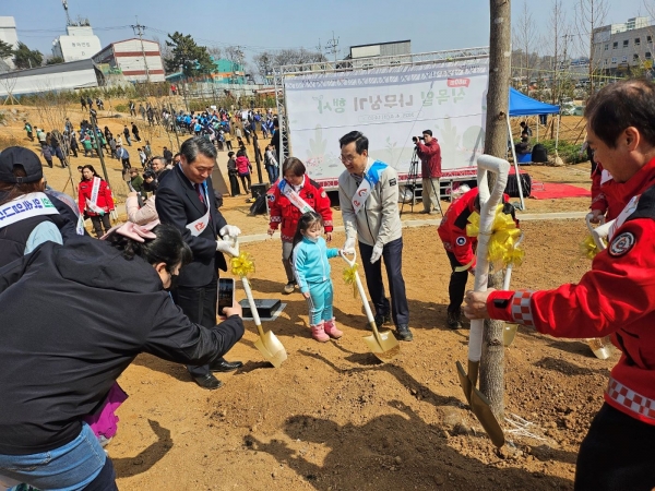 인천시(시장 유정복)는 제80회 식목일을 맞아 4월 4일 서구와 공동으로 검단17호 공원에서 '제80회 식목일 나무 심기 행사'를 개최했다고 밝혔다.
