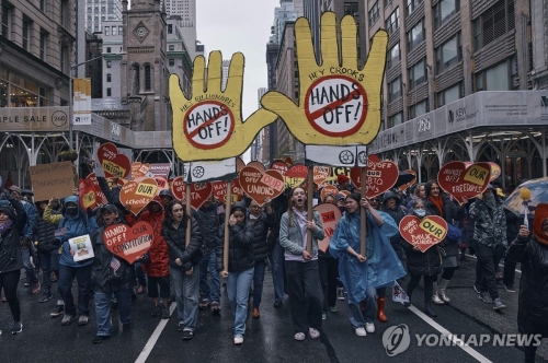미국 뉴욕에서 5일(현지시간) 반(反) 트럼프 시위 참가자들이 '핸즈오프'라는 문구를 들고 행진하고 있다.