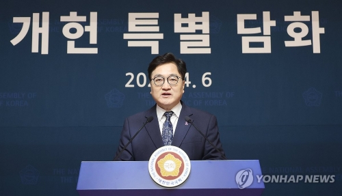 우원식 국회의장이 6일 서울 여의도 국회 사랑재에서 개헌 관련 기자회견을 하고 있다.