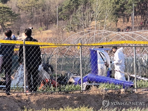 6일 오후 3시 41분께 대구시 북구 서변동에서 난 산불진화 작업에 나선 헬기가 추락해 조종사(74) 1명이 숨졌다. 사진은 사고 현장 모습.
